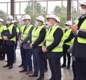 Zdjęcie galerii Symboliczne zawieszenie wiechy na budowie Punktu Utrzymania Taboru w Wągrowcu 