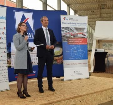 Zdjęcie galerii Symboliczne zawieszenie wiechy na budowie Punktu Utrzymania Taboru w Wągrowcu 