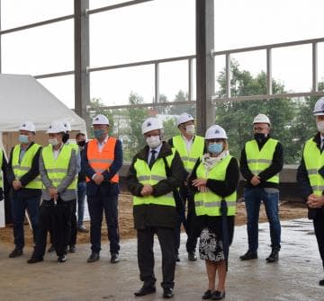 Zdjęcie galerii Symboliczne zawieszenie wiechy na budowie Punktu Utrzymania Taboru w Wągrowcu 