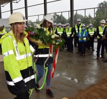 Zdjęcie galerii Symboliczne zawieszenie wiechy na budowie Punktu Utrzymania Taboru w Wągrowcu 