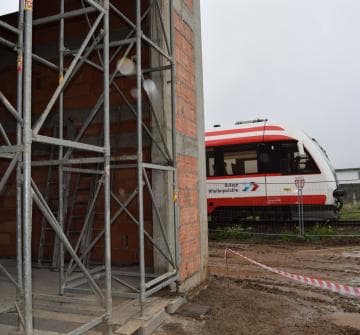 Zdjęcie galerii Symboliczne zawieszenie wiechy na budowie Punktu Utrzymania Taboru w Wągrowcu 