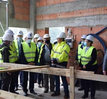 Zdjęcie galerii Symboliczne zawieszenie wiechy na budowie Punktu Utrzymania Taboru w Wągrowcu 