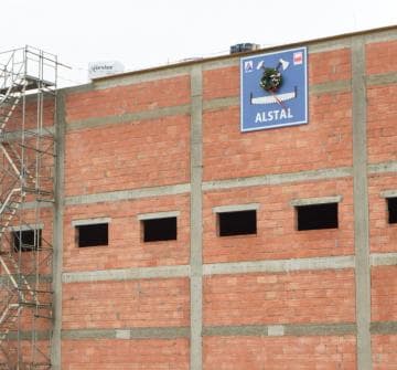 Zdjęcie galerii Symboliczne zawieszenie wiechy na budowie Punktu Utrzymania Taboru w Wągrowcu 